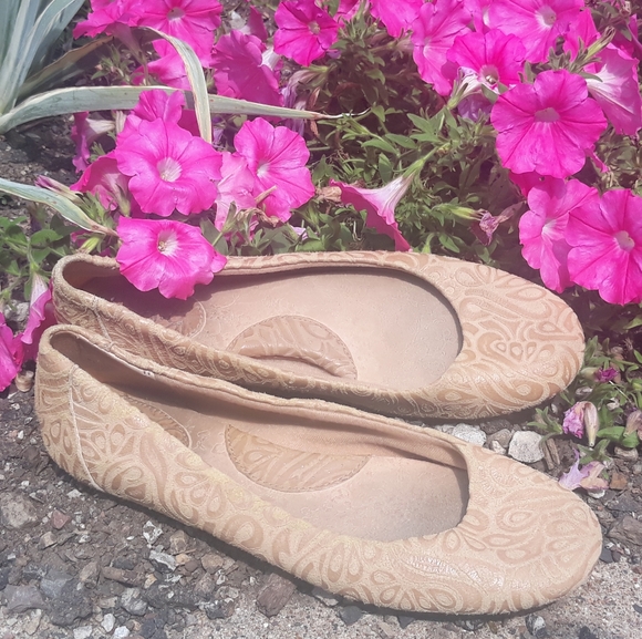 B.O.C. Born Concept Floral Tooled Leather Ballet Flats - Size 8 1/2 Tan - Picture 9 of 12